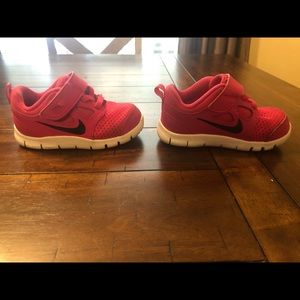 Nike free pink toddler shoes